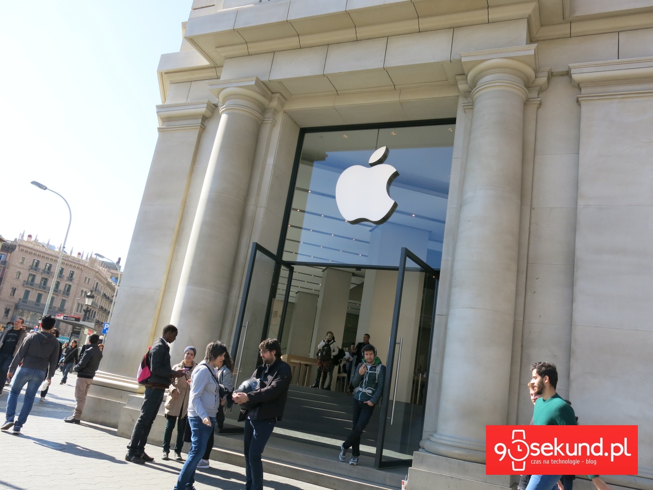 Wejście do sklepu Apple w Barcelonie - 90sekund.pl
