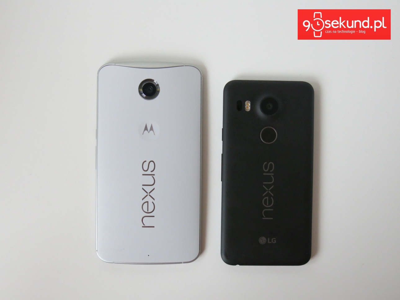 Od lewej: biały Motorola Nexusa 6 oraz LG Nexus 5X (LGH791) - 90sekund.pl