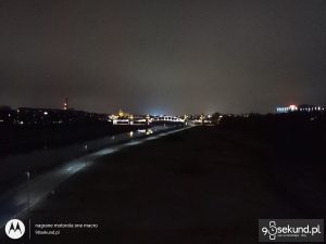 Zdjęcie nocne z Motoroli One Macro - 90sekund.pl - Michał Brożyński
