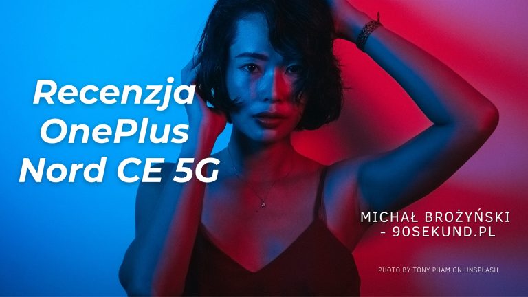 Na zdjęciu kobieta na tle ściany oświetlonej niebieskim i czerwonym światłem oraz napis: Recenzja OnePlus Nord CE 5G