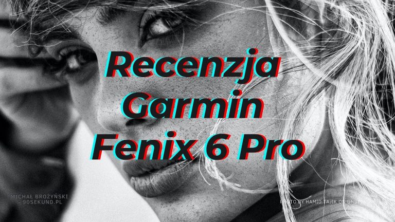 Recenzja multisportowego zegarka Garmin Fenix 6 Pro. Na zdjęciu kobieta spoglądająca z profilu w obiektyw aparatu przeczesująca blond włosy dłonią