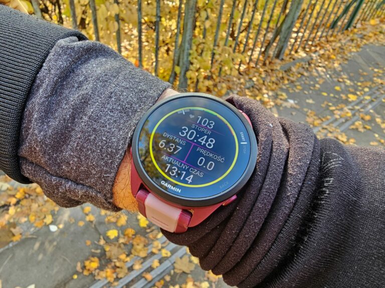 Na zdjęciu zegarek Garmin Forerunner 165 Music podczas treningu wyświetlający podstawowe dane treningowe