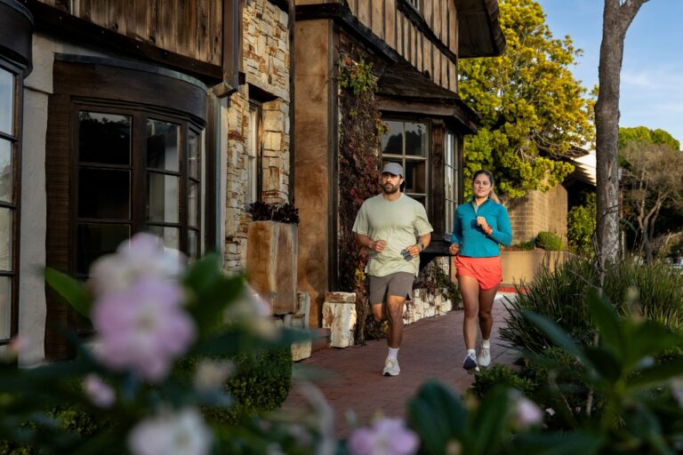 Para biegnąca z nowymi zegarkami Garmin z serii Forerunner 70, 170 i 170 Music. Fot. Garmin