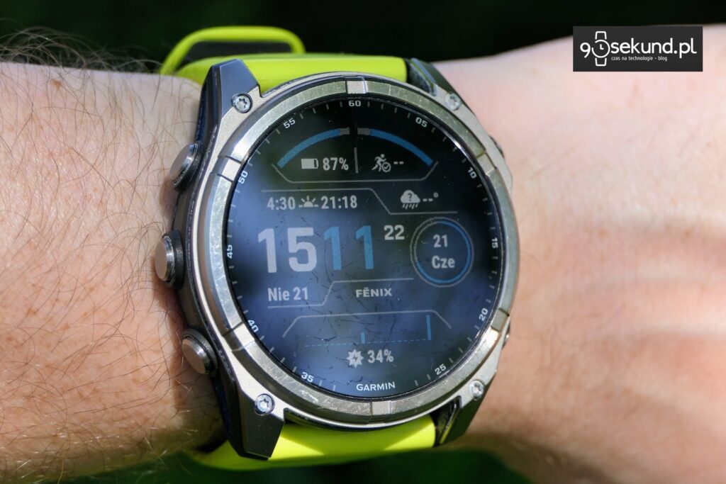 Na zdjęciu smartwatch Garmin Fenix 8 51 mm z ekranem MIP w wersji Solar Sapphire - 90sekund.pl