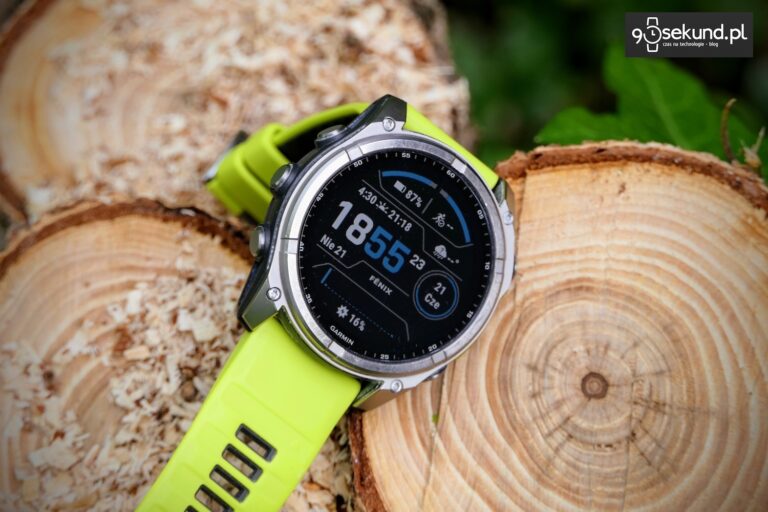 Na zdjęciu smartwatch Garmin Fenix 8 51 mm z ekranem MIP w wersji Solar Sapphire - 90sekund.pl