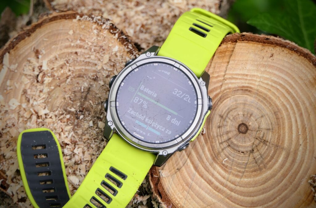 Na zdjęciu smartwatch Garmin Fenix 8 51 mm z ekranem MIP w wersji Solar Sapphire - 90sekund.pl