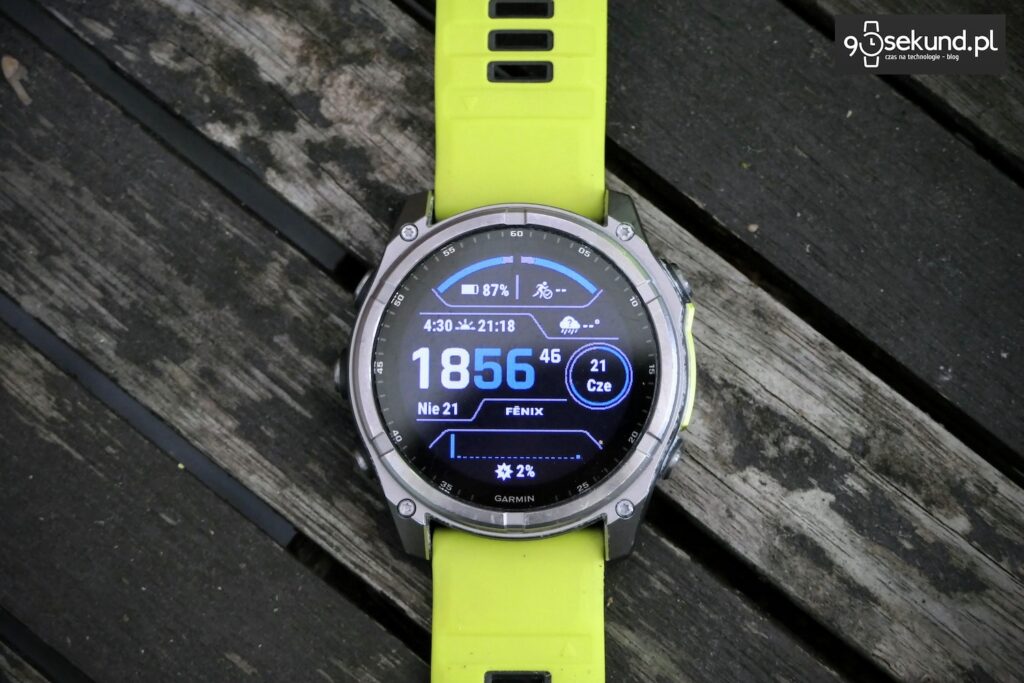 Na zdjęciu smartwatch Garmin Fenix 8 51 mm z ekranem MIP w wersji Solar Sapphire - 90sekund.pl
