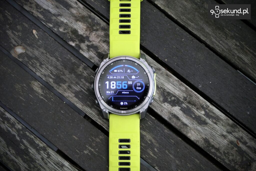 Na zdjęciu smartwatch Garmin Fenix 8 51 mm z ekranem MIP w wersji Solar Sapphire - 90sekund.pl