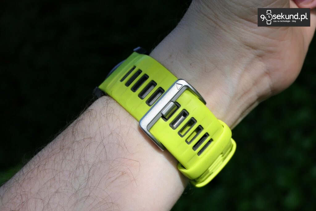 Na zdjęciu smartwatch Garmin Fenix 8 51 mm z ekranem MIP w wersji Solar Sapphire - widok na pasek zegarka i zapinkę - 90sekund.pl