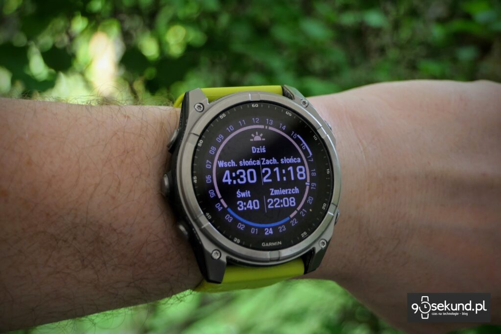 Na zdjęciu smartwatch Garmin Fenix 8 51 mm z ekranem MIP w wersji Solar Sapphire - 90sekund.pl