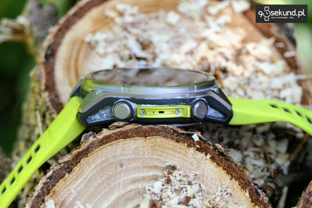 Na zdjęciu smartwatch Garmin Fenix 8 51 mm z ekranem MIP w wersji Solar Sapphire - Widok na przyciski - 90sekund.pl