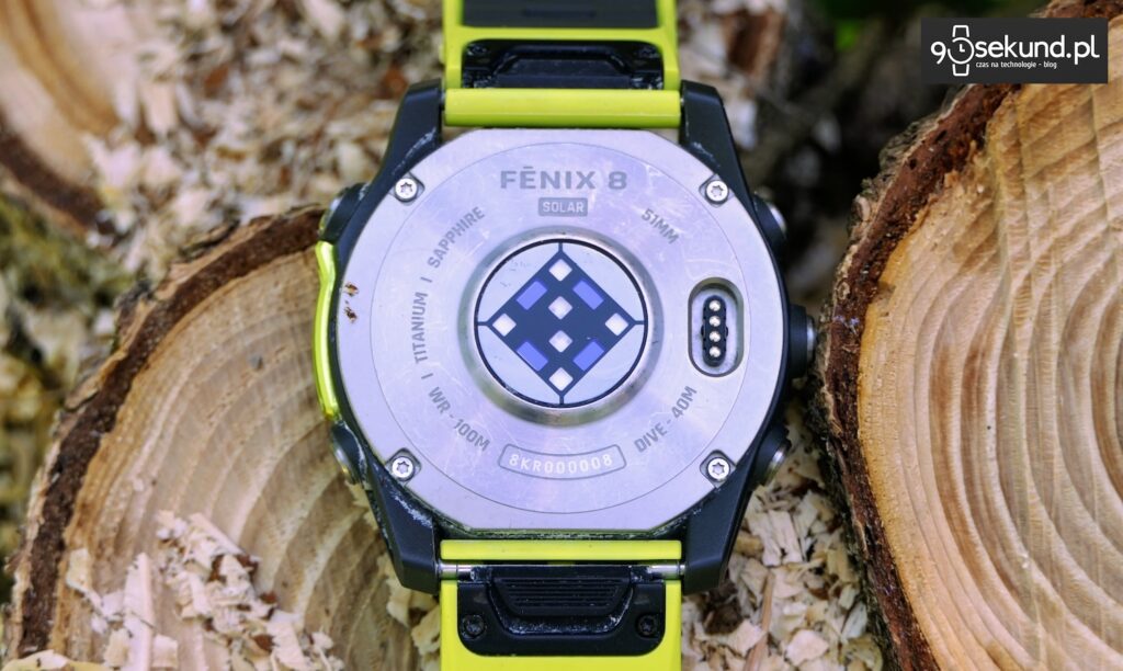Na zdjęciu smartwatch Garmin Fenix 8 51 mm z ekranem MIP w wersji Solar Sapphire - Widok na spód, w tym czujnik tętna i gniazdo ładowania - 90sekund.pl